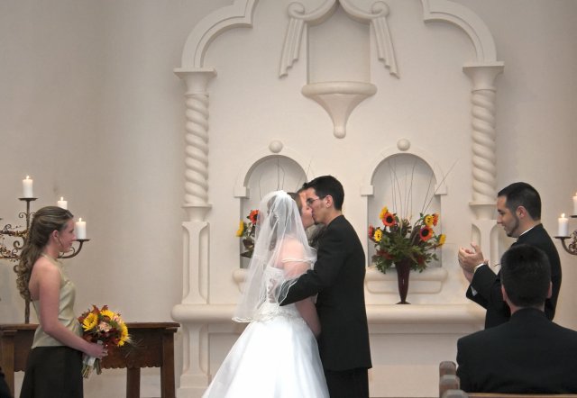 The Kiss, Ignore the Bride's hand placement