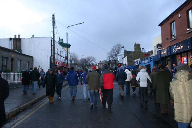 The crowd leaving the game for the pubs.